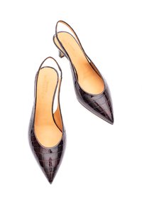 Schwarze Slingback-Pumps aus Lackleder mit spitzer Kappe, Krokodilstruktur und mittelhohem Blockabsatz.