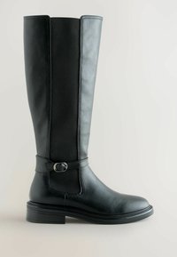 Kulkšninis juodos odos ir tekstilės botas su lygiu paviršiumi, turintis šoninė juostą su apskritu užsegimu ir žemu sluoksniuotu kulnu.