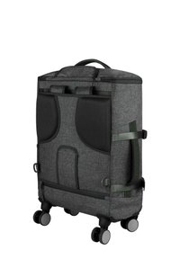 Dunkelgrauer Koffer auf Rollen mit strukturiertem Stoff, Netzseitentaschen, verstellbaren Gurten und einem stabilen Griff oben. Vier Rollen.