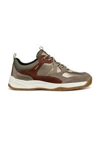 Sneaker allacciato con una combinazione di materiali bronzo, marrone e grigio. Presenta una superficie texturizzata, suola ammortizzata e accenti a contrasto.