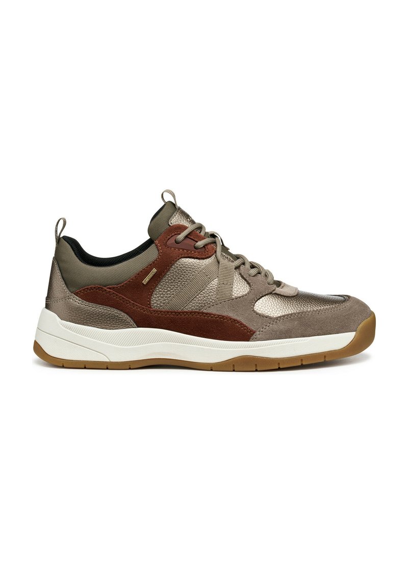 Sneaker allacciato con una combinazione di materiali bronzo, marrone e grigio. Presenta una superficie texturizzata, suola ammortizzata e accenti a contrasto.
