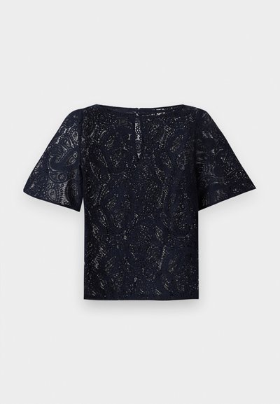 Ναυτικό τοπ από δαντέλα με κοντά μανίκια, στρογγυλή λαιμόκοψη και κουμπί στο πίσω μέρος. Πολύπλοκο σχέδιο paisley σε όλη την επιφάνεια.