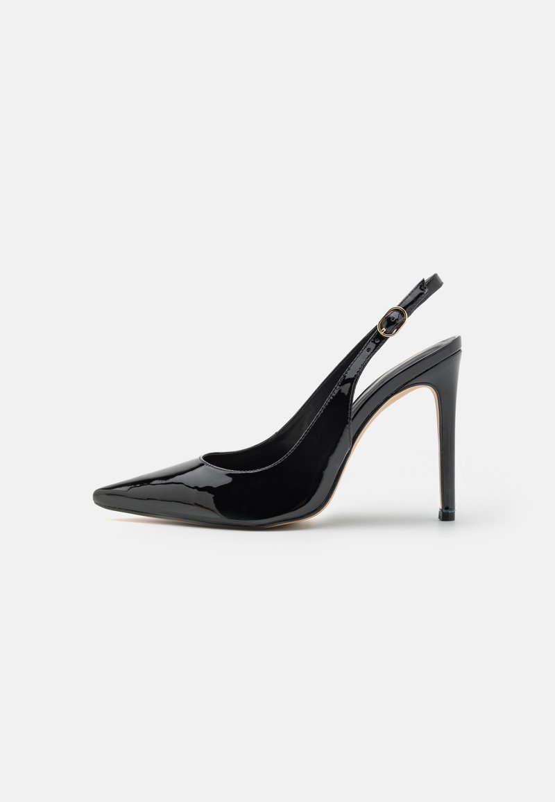 Musta kiiltävä nahkainen teräväkärkinen slingback-korkokenkä, jossa on ohut säädettävä nilkkaremmi ja stilettokorko valkoista taustaa vasten.