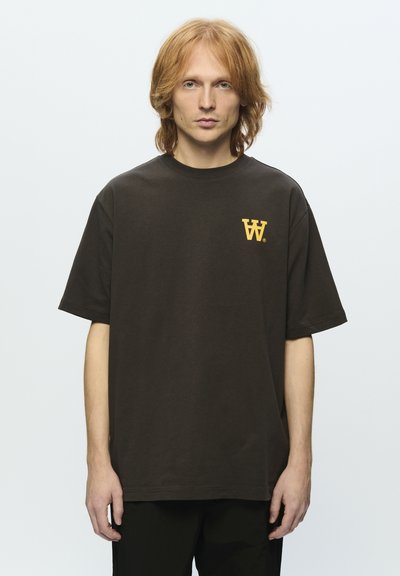 T-shirt in cotone marrone con maniche corte e scollo rotondo, caratterizzato da un logo giallo "W" sulla parte sinistra del petto.