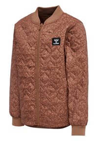 Brun quiltad bomberjacka med framzipper, ribbade ärmslut och en logotyp på vänster bröstområde; texturerat mönster över hela tyget.