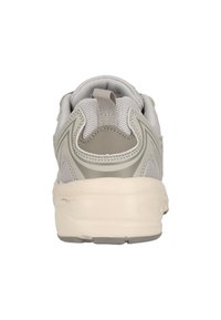 Grau Netzsneaker mit einer strukturierten Lederferse, gepolstertem Sohlensystem und einem grau-beigen Design. Mit einer Schlaufe hinten für einfaches Anziehen.