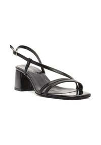 Sandal in pelle nera con design a strisce, punta quadrata e tacco a blocco. Presenta una cinghia sul tallone con fibbia regolabile.
