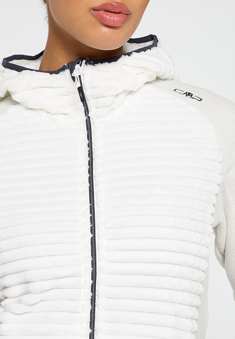 Giacca bianca con zip e tessuto a coste texturizzato nella parte anteriore. Maniche e cappuccio lisci, con dettagli neri lungo la cerniera.