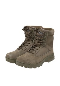 Pruunist nahast taktikalised saapad, millel on nöörimise disain, pehmendusega krae ja kummist tallad, mis sisaldavad tekstuuriga aktsente ja tugevdusi.