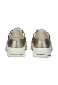 Zapatillas metálicas bronce con parte superior de cuero suave, acentos en beige contrastantes, suela de plataforma blanca y diseño texturizado en la parte trasera.