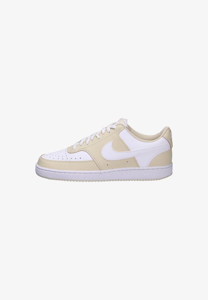 Zapatillas de cuero blancas y beige con un upper texturizado, caja de dedos perforada y suela de goma blanca. Presenta un logotipo sutil en el lateral.