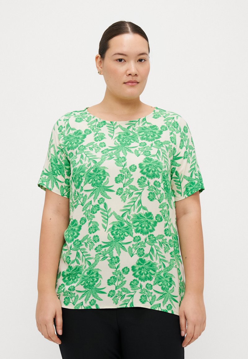 Kortärmad blus i lätt tyg, med ett grönt blommönster på en ljus bakgrund, rundad halsringning och avslappnad passform.