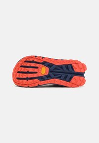 Vibram-såle i marineblå og oransje har et teksturert grep med multidireksjonale pigg for trekkraft og stabilitet. Rund tå, fleksibel design.