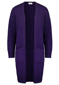 Lila stickad cardigan med långa ärmar, öppen fram, och två framfickor. Ribbad fåll och ärmslut med en texturerad finish.