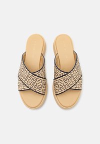 Beige slidesandaler med ett tvärbanddesign som har ett geometriskt mönster i marinblått, mjukt fotbädd och texturerad sula för grepp.