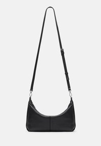 Schwarze Leder-Schultertasche, geschwungene Form, verstellbarer Riemen, silberne Beschläge, glatte Textur, mit einer Nahtdetails auf der Vorderseite.