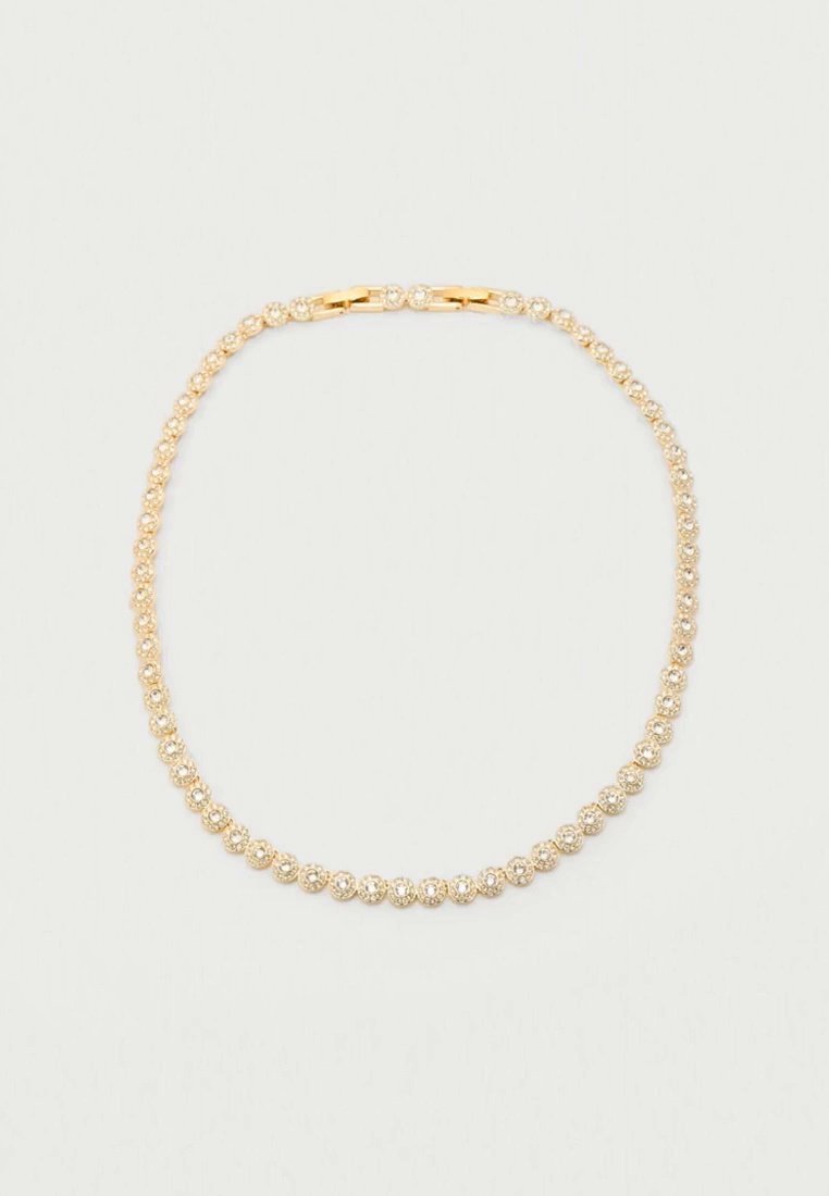 Collier doré avec un fermoir et une rangée de petites pierres transparentes et rondes disposées en boucle.