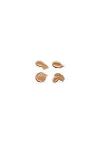 Quattro campioni di fondotinta liquido di forme diverse, colore beige chiaro, texture liscia, disposti su uno sfondo bianco.