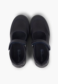 Pantofi din piele albastru închis, cu stil Mary Jane, având un bretele cu VELCRO și textură netedă. Solele sunt marcate cu "Pisamonas."