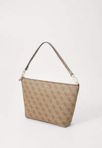 Bruine clutch met een patroon en een textuur, voorzien van een zilveren rits en een verstelbare schouderband. Guess-logo in goud aan de voorkant.