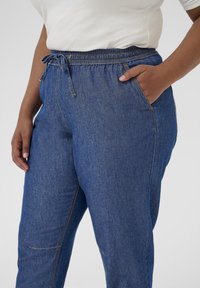 Kaffe Curve LOUISA - Vaqueros tapered - dark blue chambray