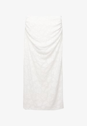 Bela krila z draperijami, ki prikazuje teksturiran cvetlični motiv, gladka tkanina in ravni rob. Oblikovanje izpostavlja nežne gube za dodaten poudarek.