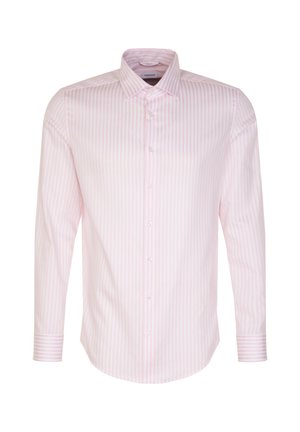 Chemise à manches longues rose clair avec des rayures blanches verticales, fermeture à boutons à l'avant, col classique et poignets avec un détail de bouton unique.