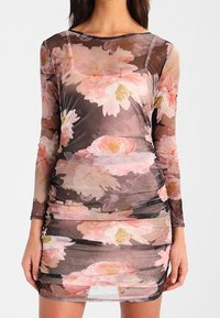 Průhledné mini šaty s dlouhým rukávem v černé barvě s velkými růžovými květinovými vzory, s nabíraným siluetou a hladkým povrchem.