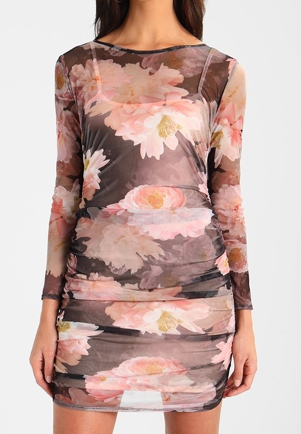 Průhledné mini šaty s dlouhým rukávem v černé barvě s velkými růžovými květinovými vzory, s nabíraným siluetou a hladkým povrchem.