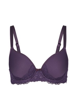 Soutien-gorge en dentelle violette avec des bonnets rembourrés, des bretelles réglables et un nœud décoratif au centre. Présente des accents en dentelle florale le long du bord inférieur.
