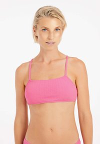 Svetloružový bikiny top so štruktúrovaným vzorom, štvorcovým výstrihom a tenkými nastaviteľnými ramienkami. Jednoduchý a bezšvový dizajn.