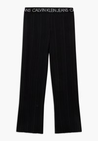 Czarne prążkowane spodnie typu wide-leg z elastycznym pasem, z białym napisem "Calvin Klein Jeans".