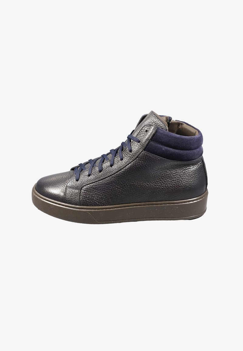 Hohe Sneaker aus schwarzem, strukturiertem Leder mit navyblauem Wildledermanschetten, gebunden mit navyblauen Schnürsenkeln, ausgestattet mit einer Gummisohle und minimalen Steppnähten.