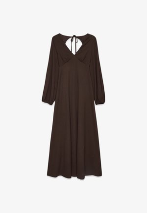 Robe maxi à manches longues de couleur marron foncé avec des poignets froncés, décolleté en V et fermeture à nouer dans le dos avec un détail en découpe triangulaire.