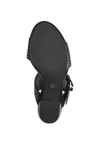 Sandalo nero con suola liscia e grip testurizzato, dettagli intrecciati sulle cinghie e logo metallico sulla suola. Taglia 37.