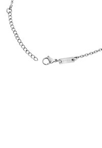 Sølv kædearmbånd med sammenkoblede led, en kravlås og et rektangulært skilt præget med "BREIL."