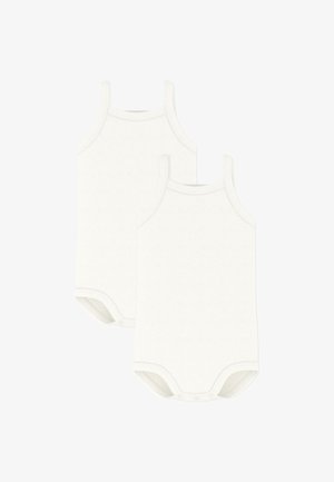 Két egyszerű, fehér ujjatlan baba body válltartóval és patentos záródással az ágyéknál, fehér háttéren, kiterítve.