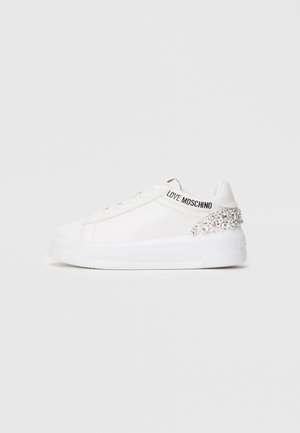 Sapatilha branca com um upper de couro liso, sola branca espessa e um detalhe decorativo de strass no calcanhar com a marca "LOVE MOSCHINO".