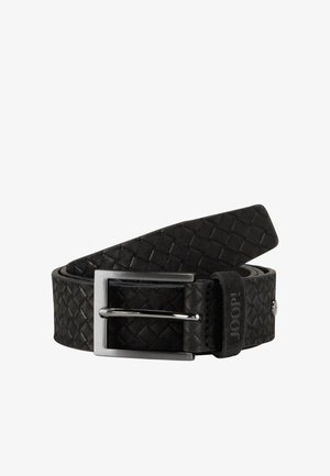 Cinturón de cuero trenzado negro con una hebilla de metal plateado y un acento de tela suave que presenta el nombre de la marca "JOOP!" en relieve.