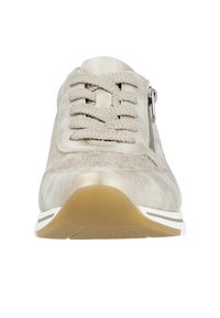 Sneaker beige chiaro con finitura metallica, dotato di tomaia texturizzata, chiusura con lacci, dettaglio con zip sul lato e suola in gomma bianca.