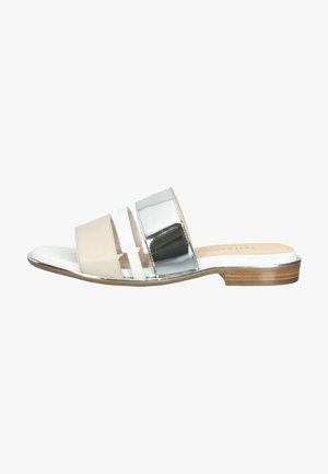 Sandale à enfiler avec trois brides horizontales beige, blanche et argent métallique sur un petit talon en bois et une semelle blanche.
