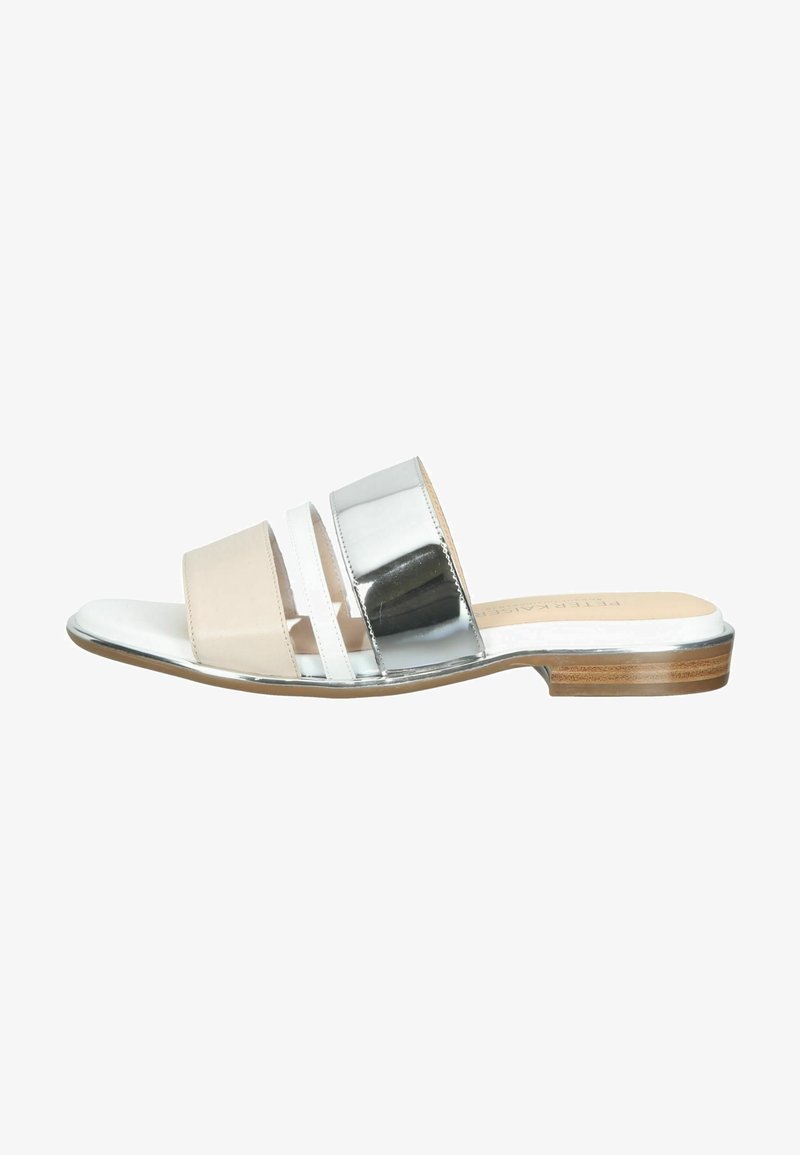 Sandale à enfiler avec trois brides horizontales beige, blanche et argent métallique sur un petit talon en bois et une semelle blanche.