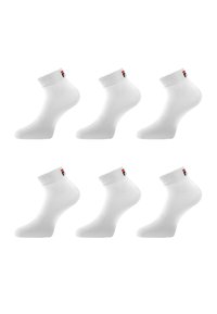 Six paires de chaussettes blanches à chevilles avec des poignets côtelés et un petit logo rouge, noir et blanc près du haut, disposées en deux rangées.