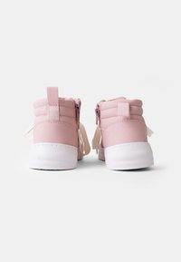 Roze hoge sneakers met padding details, ritssluiting en een witte rubberen zool. Beschikt over een trekband aan de achterkant en een zachte stoftextuur.