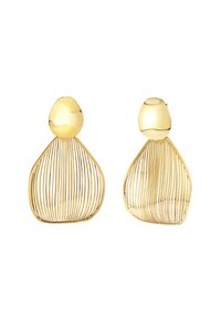 Pendientes de alambre dorado con una forma estructurada en lágrima, con una parte superior redondeada y líneas verticales que crean un patrón texturizado.