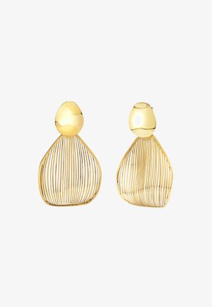 Pendientes de alambre dorado con una forma estructurada en lágrima, con una parte superior redondeada y líneas verticales que crean un patrón texturizado.