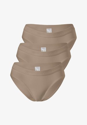 Trois culottes beiges pour femmes empilées, avec des ceintures élastiques présentant un embossage discret de la marque et des étiquettes rectangulaires blanches au centre devant.
