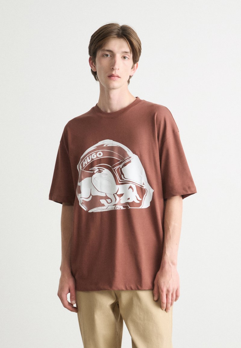 HUGO DIT - Trükipildiga T-särk - medium brown