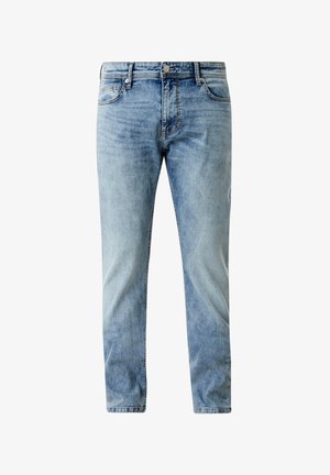 Jean en denim bleu clair avec une coupe décontractée, présentant des ourlets roulés et un design à cinq poches. Portés avec des baskets blanches, montrant un léger effet usé.