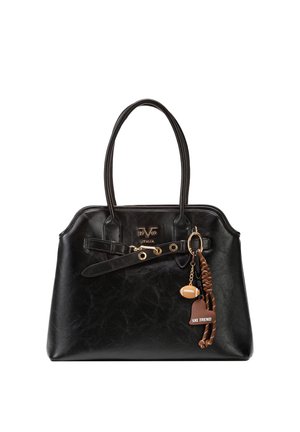 Schwarze Lederhandtasche mit doppelten Griffen, dekorativem Gürtel, goldfarbenem Logo und Schlüsselanhänger mit einem Fußball und einem "SKL TREND"-Anhänger.